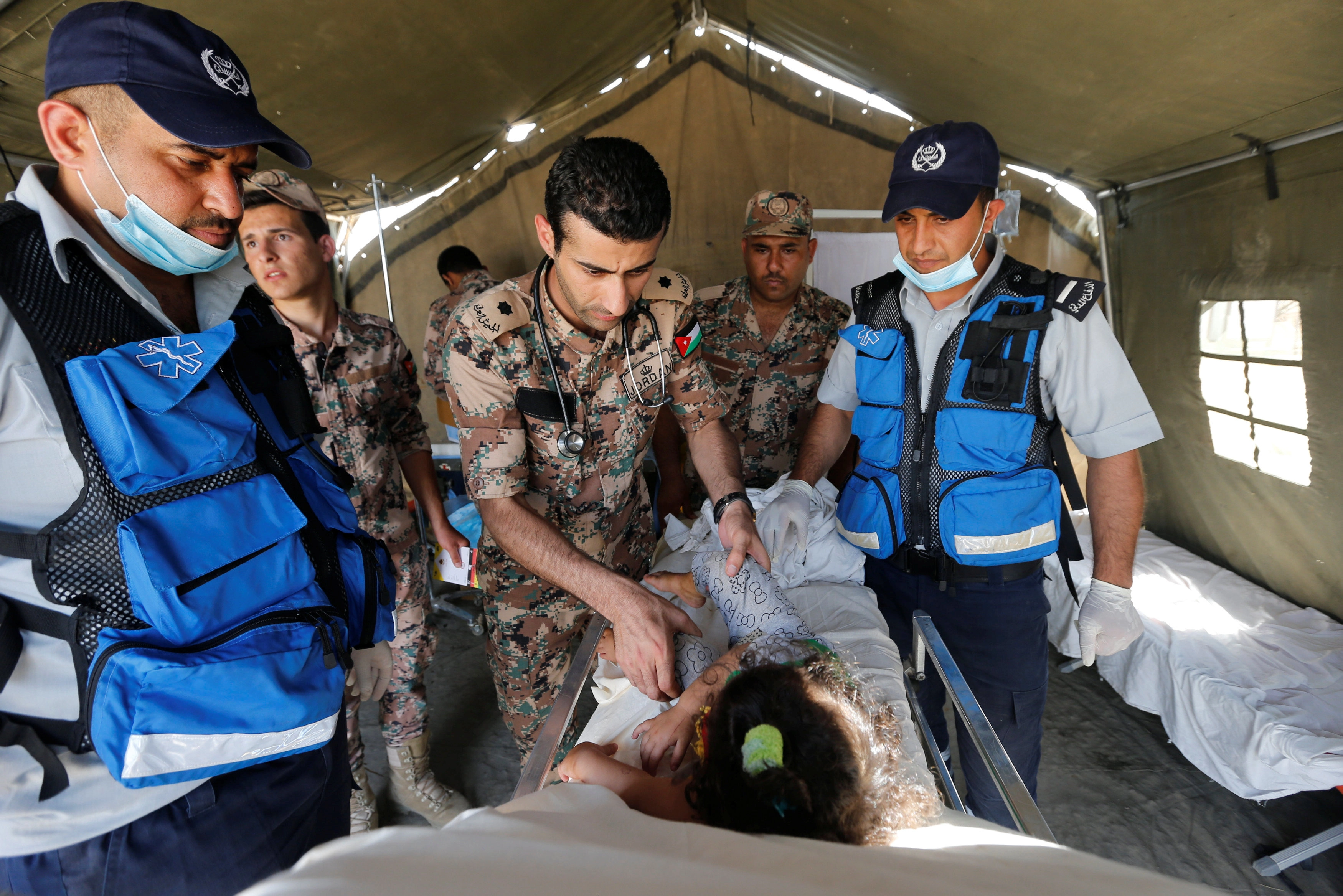 وزير الصحة يتفقد جرحى النازحيين السوريين 