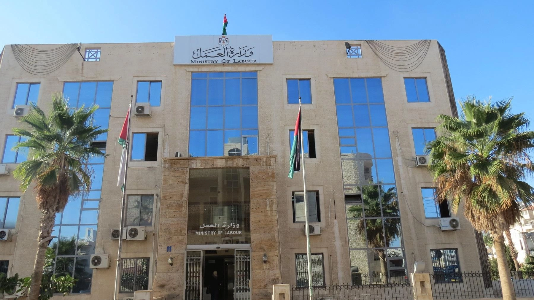 تعليمات جديدة حول إجازات العمال الوافدين 