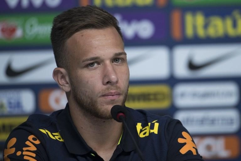 برشلونة يضم لاعب الوسط البرازيلي ارتور