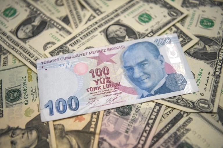 الليرة تعوض معظم خسائرها الناجمة عن إعلان الحكومة الجديدة