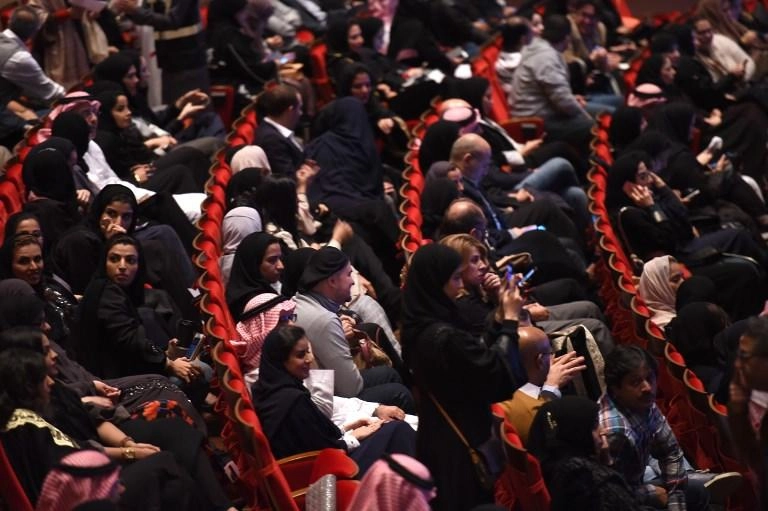 توقيف امرأة اعتلت المسرح لتحتضن مغنياً