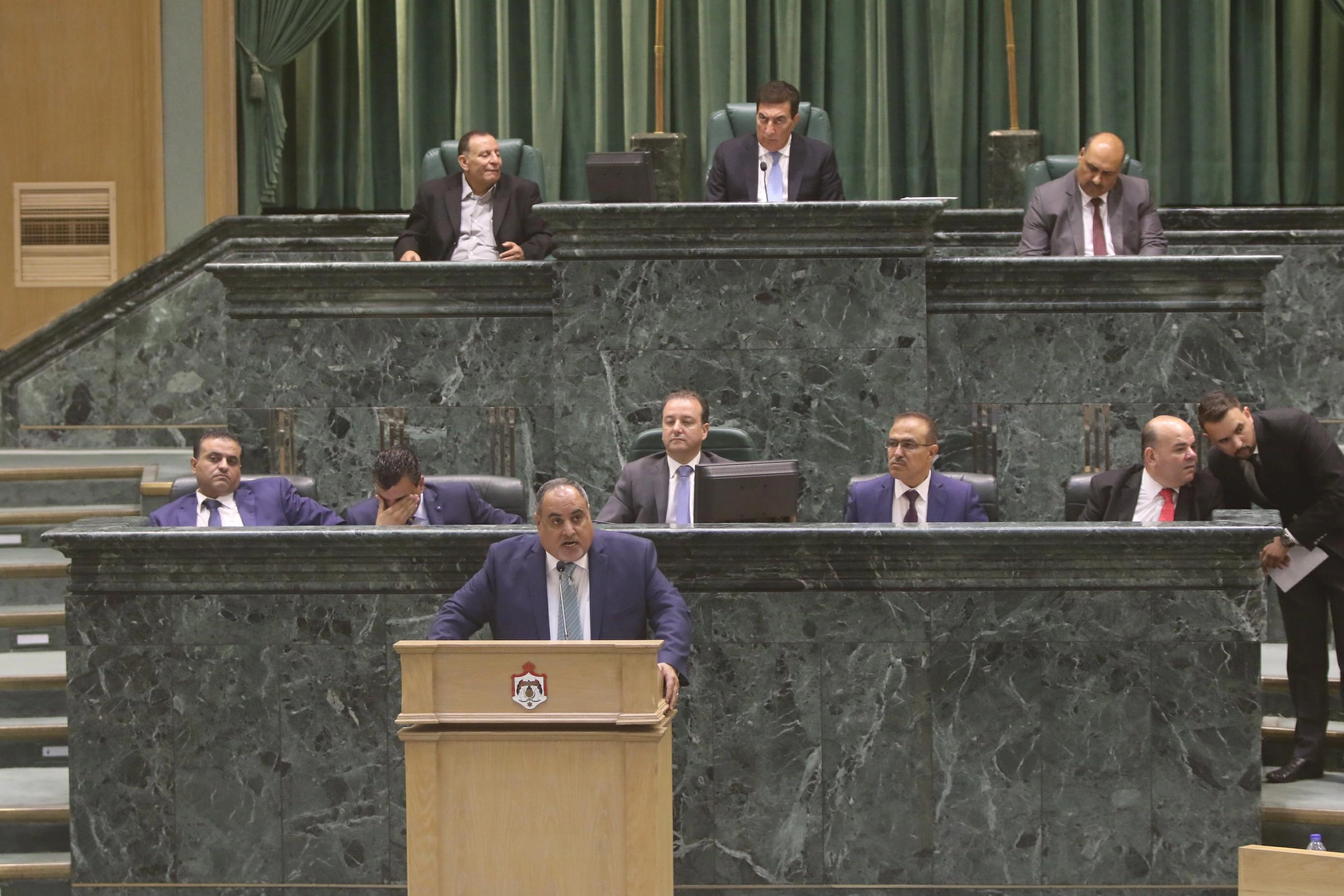 المطالبة بحلول للمشاكل الاقتصادية 
