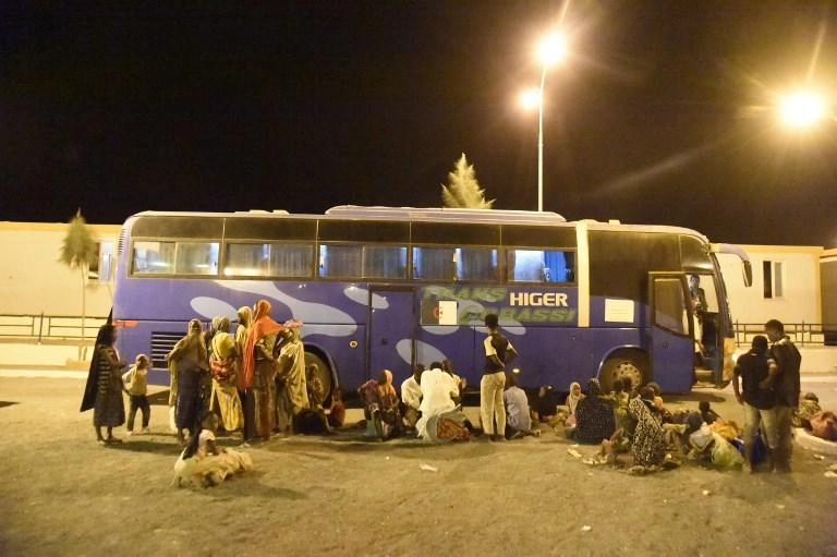 الجزائر تعيد 400 مهاجر 