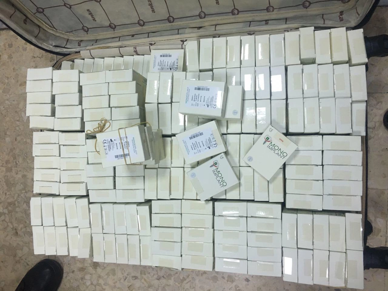 إحباط تهريب لوازم زراعة أسنان