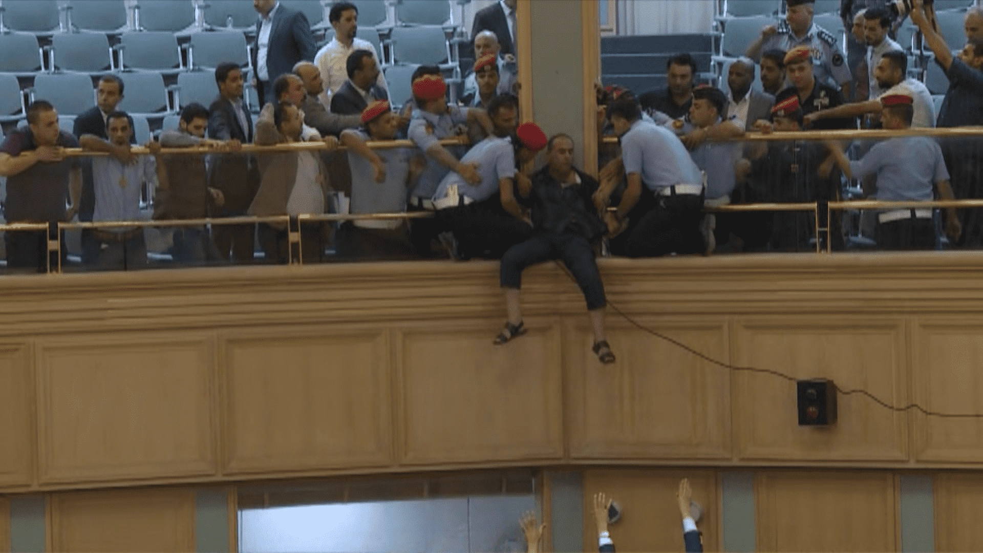 موظف مفصول يقفز من شرفة مجلس النواب