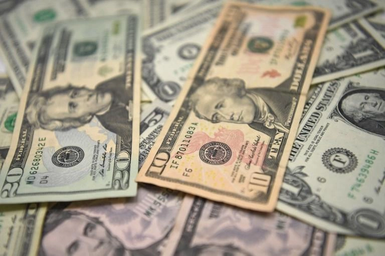 الدولار يهبط من أعلى مستوى في عام بعد تعليقات ترامب