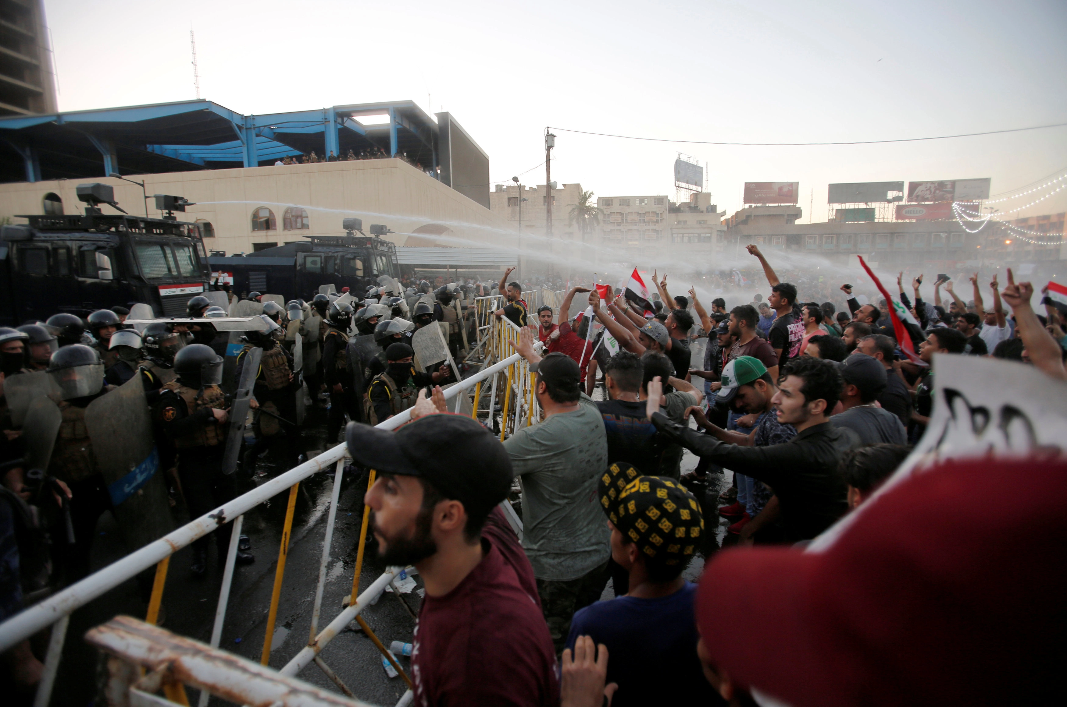 قتيل جديد في الاحتجاجات والتظاهرات تمتد إلى بغداد