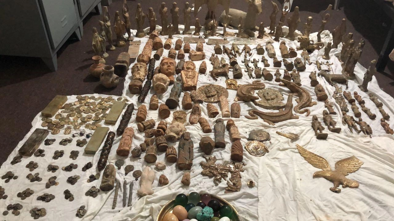 القبض على أشخاص يبيعون قطعاً أثرية مزيفة