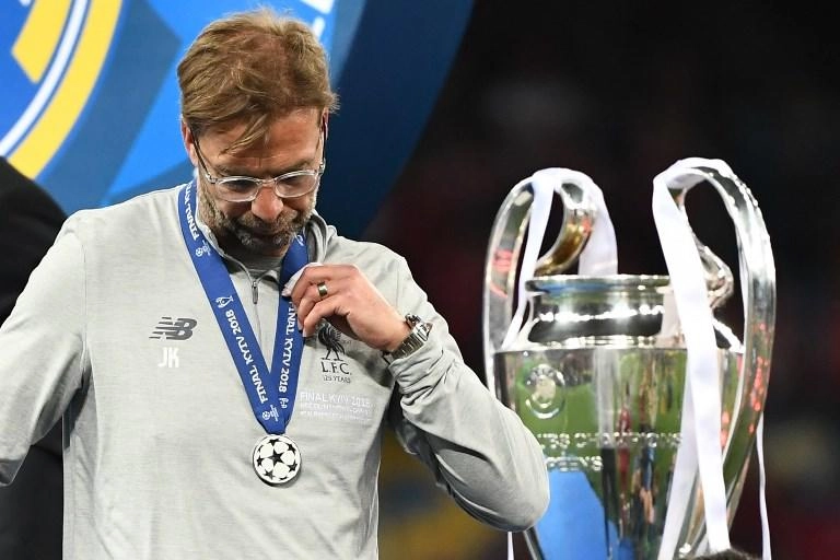 كلوب يقول إن ليفربول تحت الضغط للفوز بالألقاب