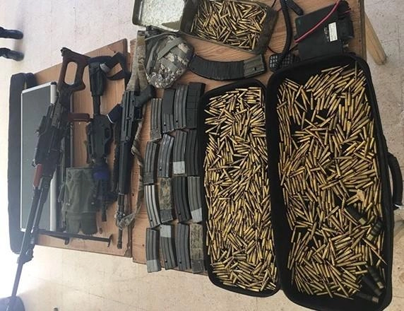 ضبط مواد مخدرة وعملات مزيفة وأسلحة نارية