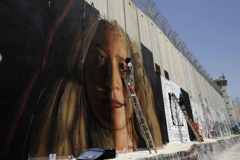لوحة لعهد التميمي على الجدار الفاصل قبل الإفراج عنها