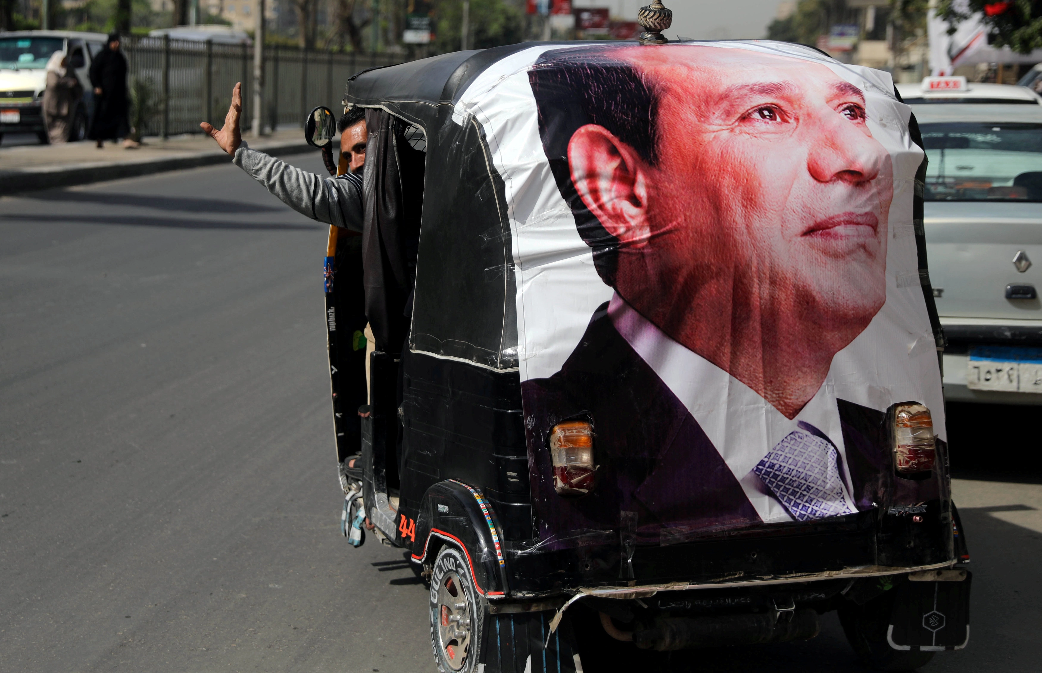 السيسي غاضب بعد أن طالبه مواطنون بترك الحكم