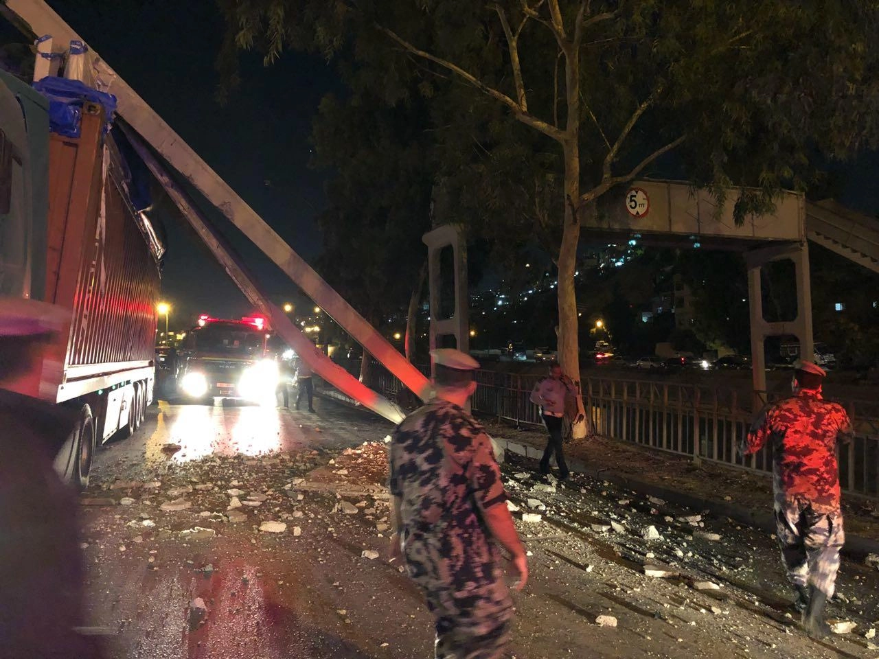 انهيار جسر مشاة بعد اصطدام شاحنة به