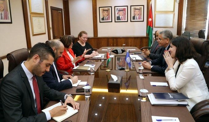 وزيرة التخطيط تلتقي مسؤولاً في البنك الدولي 