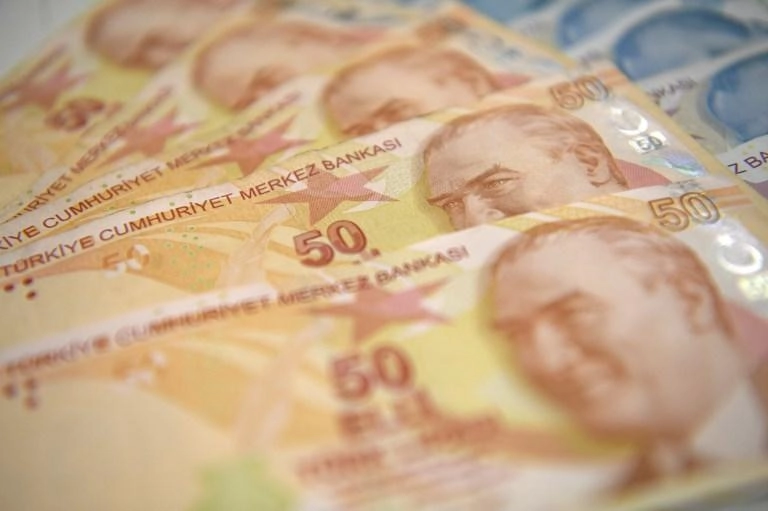 الليرة تنخفض أكثر من 1% أمام الدولار