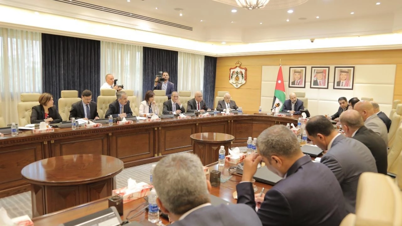 الرزاز: الحكومة مستعدة لإعادة النظر بقانون اللامركزية 