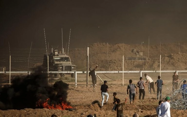 إسرائيل تصيب شابا فلسطينيا بالرصاص