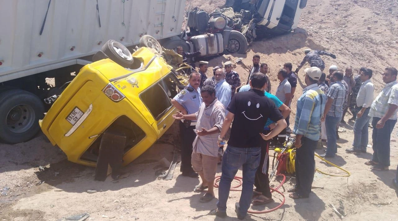6 وفيات وإصابة واحدة في حادث تصادم بين حافلة صغيرة وشاحنة  