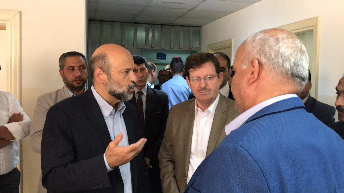 رئيس الوزراء يطلع على سير العمل في مستشفى البشير