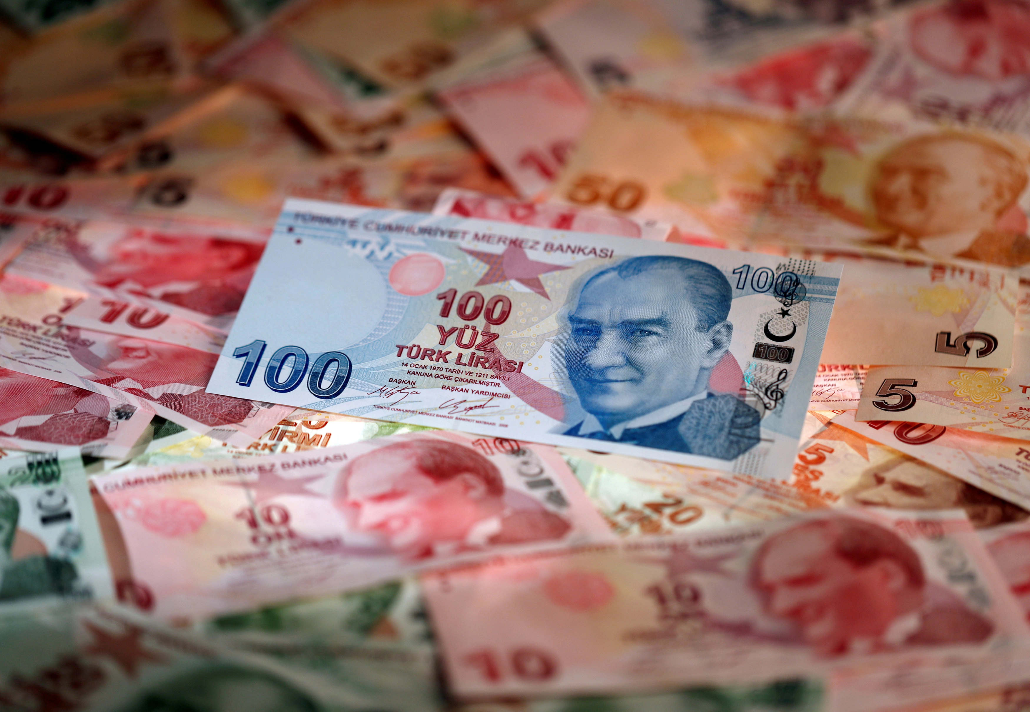 العملة التركية تهبط لمستوى قياسي جديد مقابل الدولار 