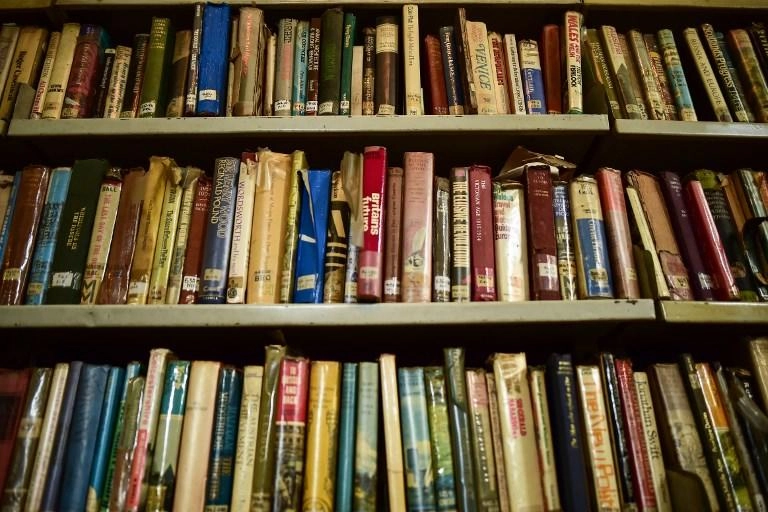 امرأتان تخوضان تحدياً كبيراً لترميم مكتبات نيروبي