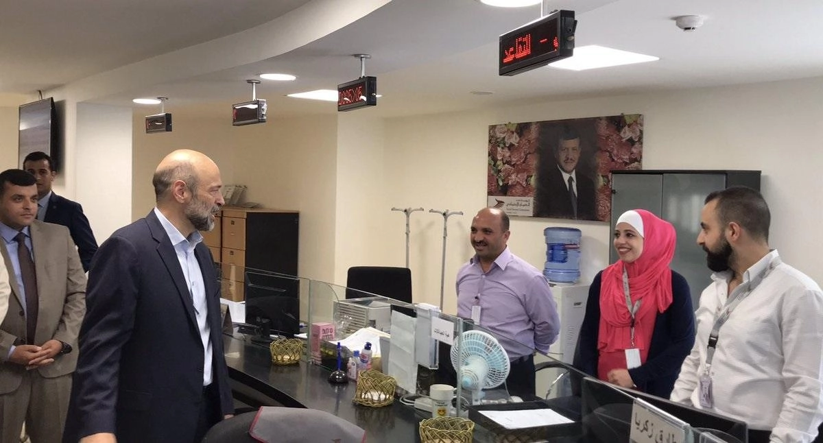 الرزاز يدعو إلى رفع مستوى الخدمات المقدمة للمواطنين 