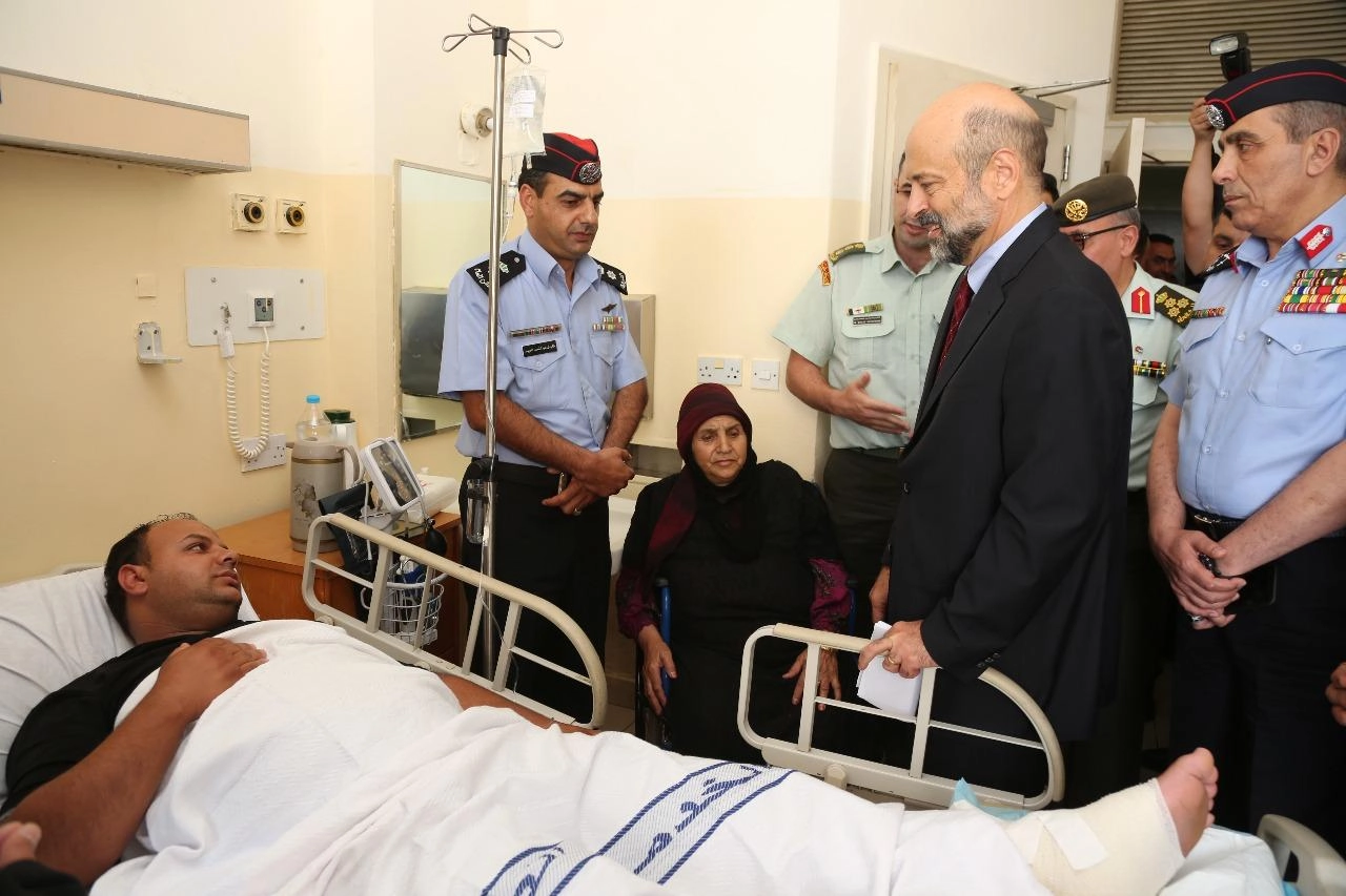 الرزاز يعود أحد أفراد الأمن العام