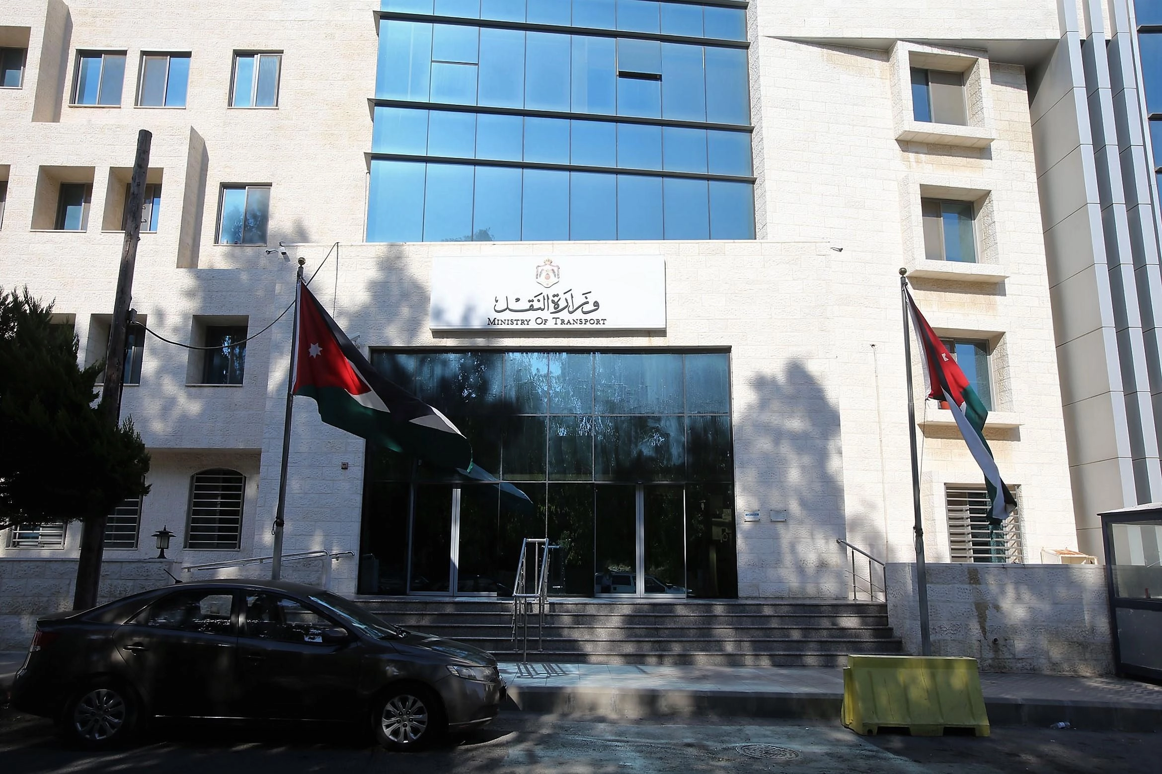 بحث استئناف النقل البري مع العراق 