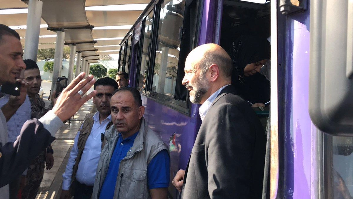 الرزاز يتفقد الخدمات في مجمّع باصات الشمال