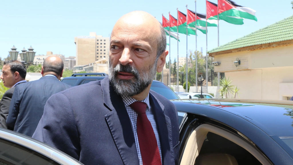 الرزاز يعد بالوقوف بجانب من لم ينجحوا