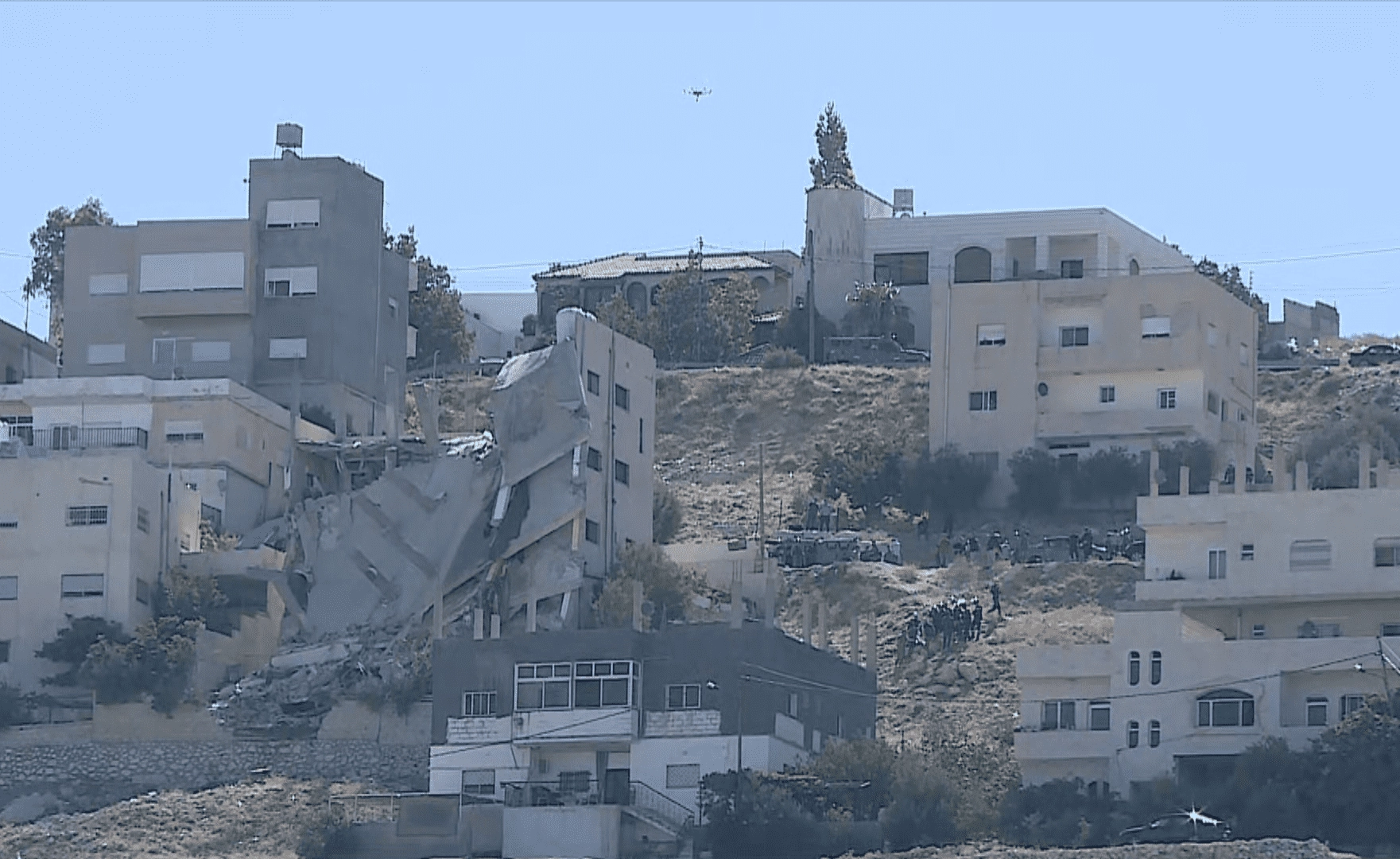 انتشال 3 جثث لإرهابيين من تحت أنقاض مبنى نقب الدبّور
