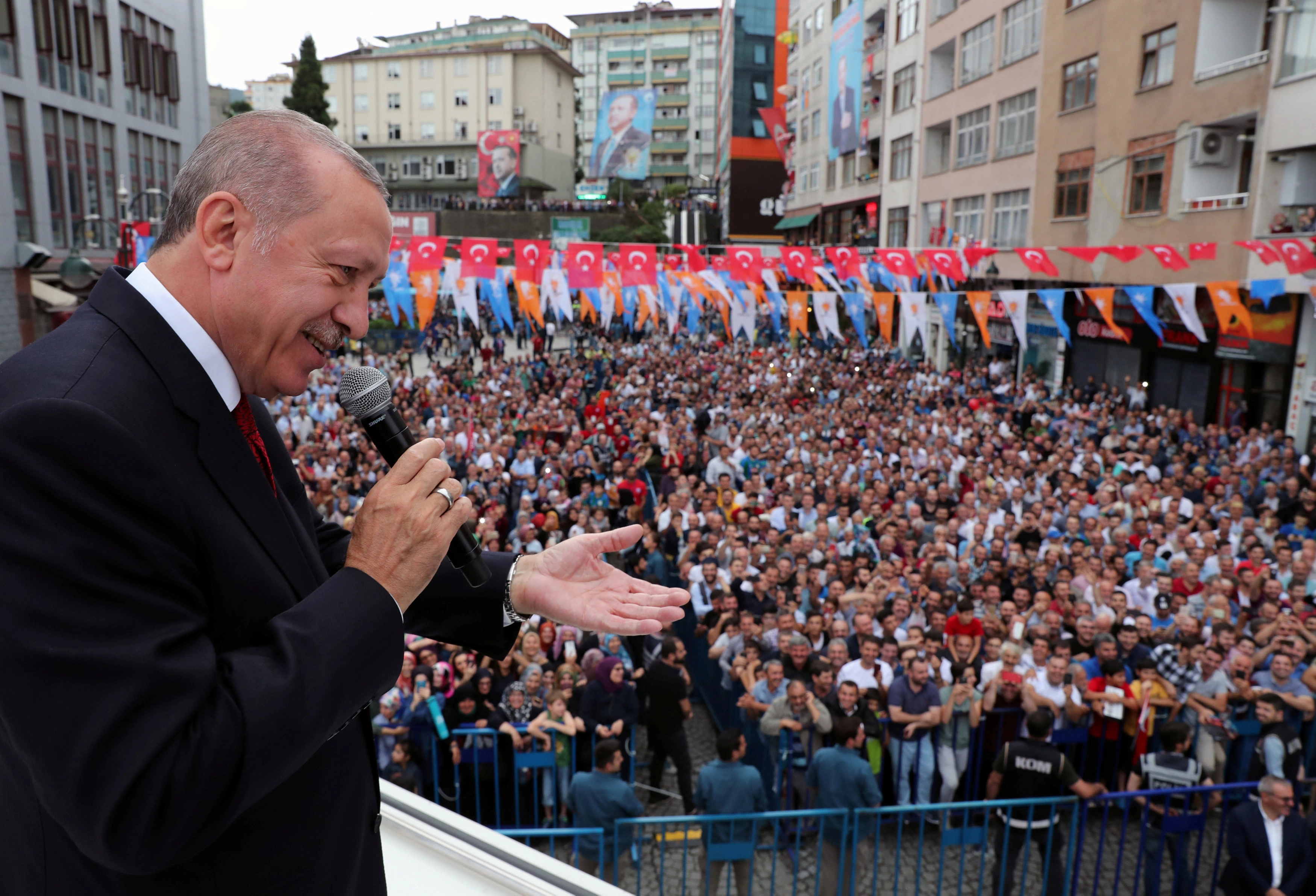 إردوغان يعتبر أن تدهور الليرة "مؤامرة سياسية"