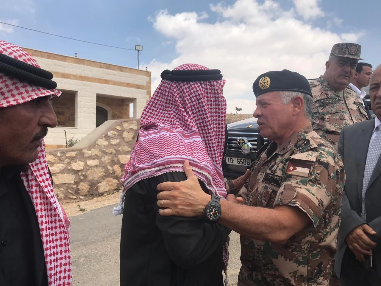 الملك يقدم واجب العزاء بالشهيد هشام العقاربة 