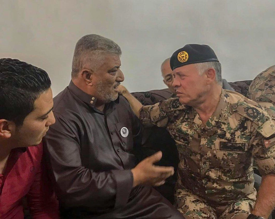 الملك يعزي ذوي الشهيد علي قوقزة 
