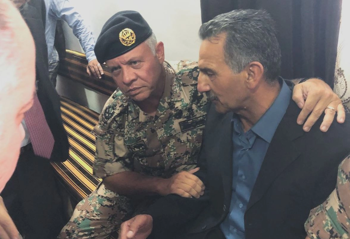 الملك يعزي ذوي الشهيد محمد الهياجنة