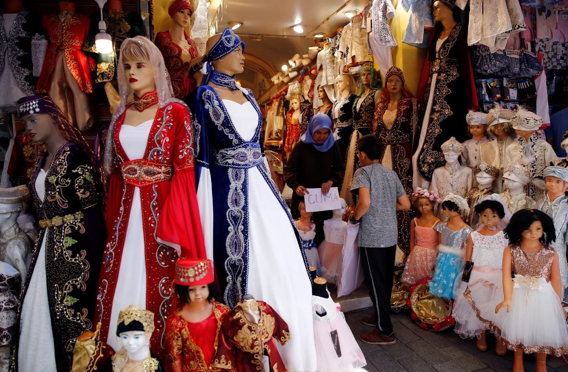 "مصائب" الليرة التركية تصبّ في صالح السياح
