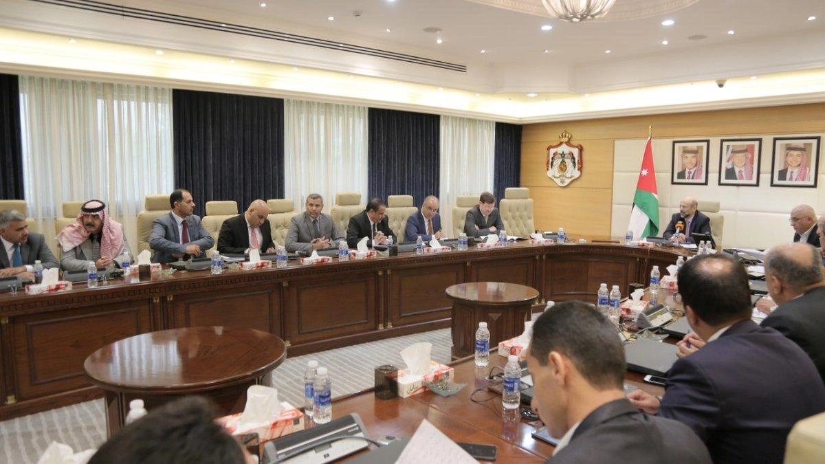 الحكومة: نقل صلاحيات وزارية إلى مديريات المحافظات