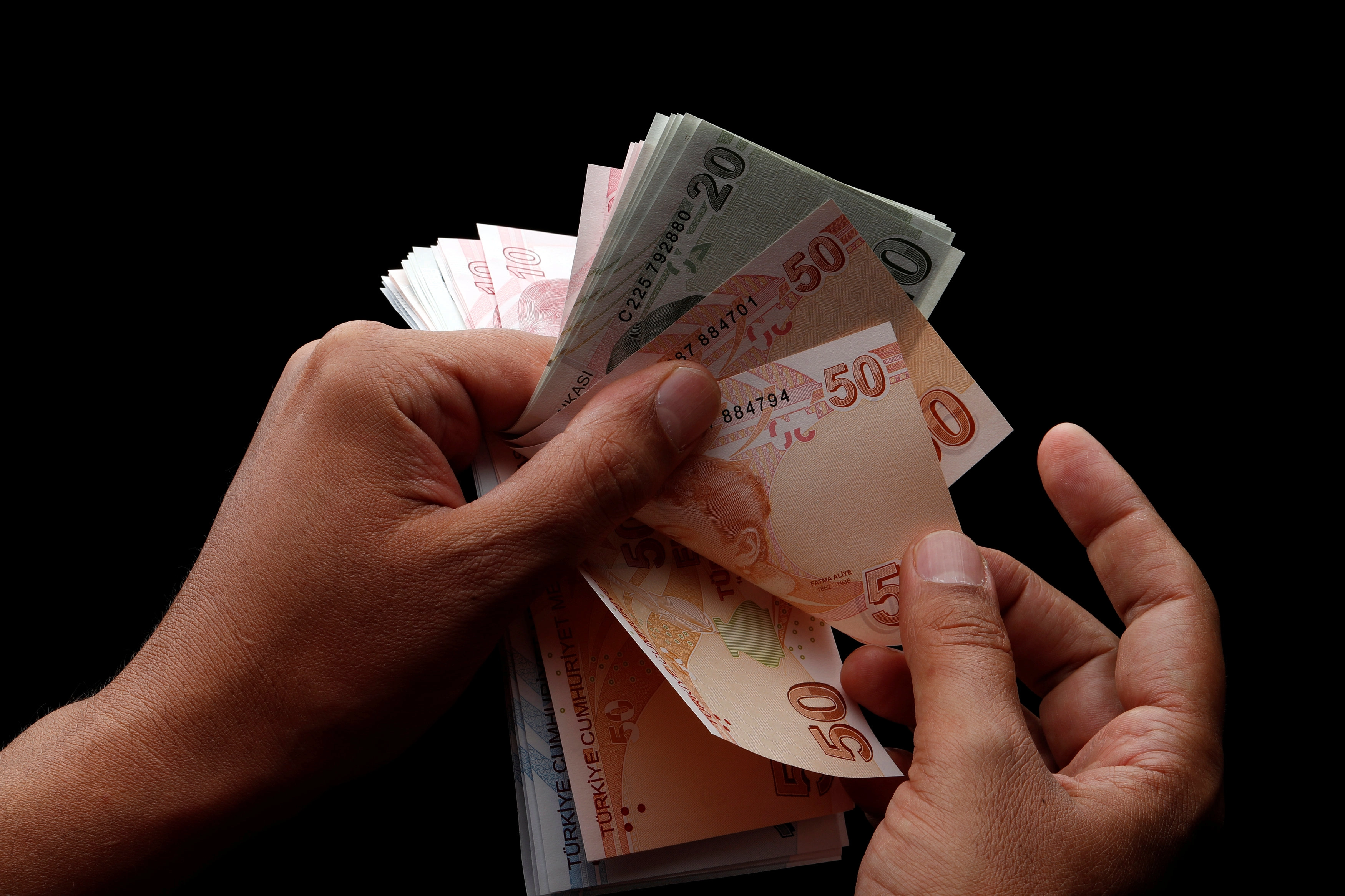 العملة التركية تنخفض إلى 5.86 ليرة للدولار