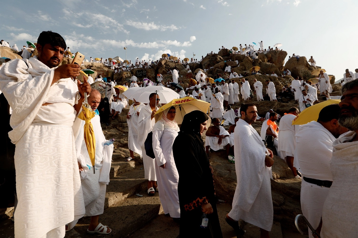 الحجاج يقفون على صعيد عرفات 