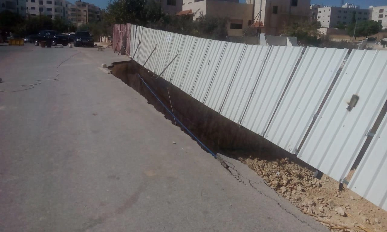 انهيار في شارع فرعي بمنطقة خلدا