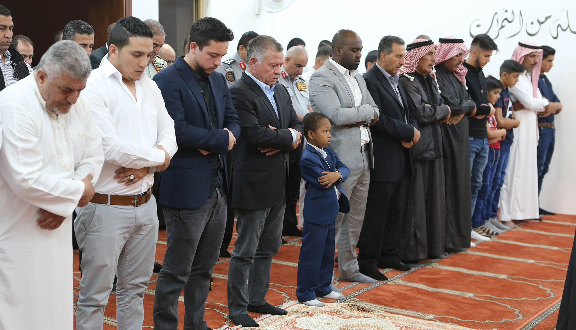 الملك وأسر الشهداء يؤدون صلاة العيد  