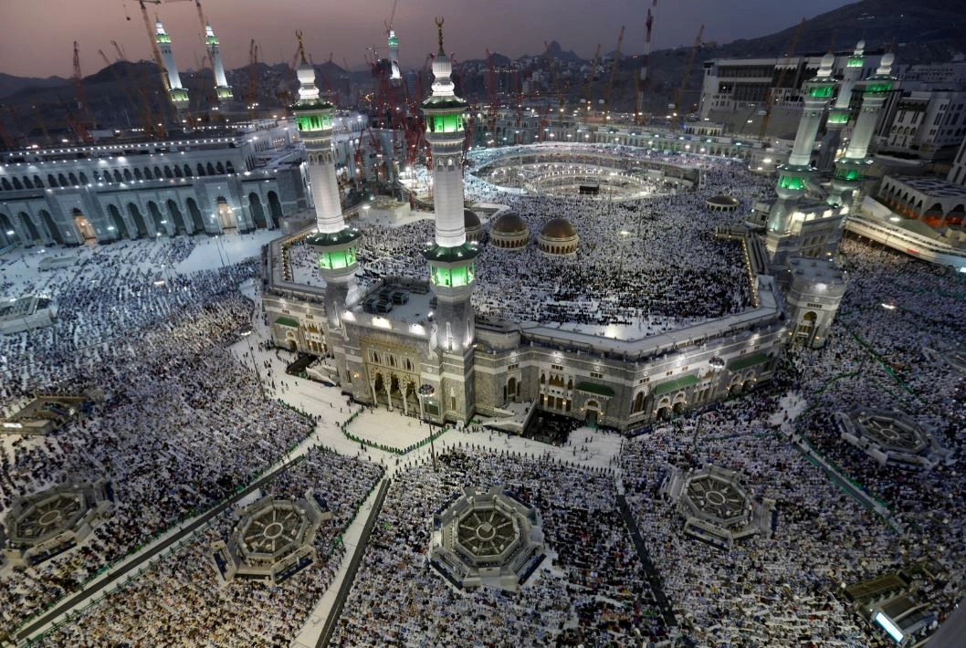 الحجاج يبدأون رمي الجمرات