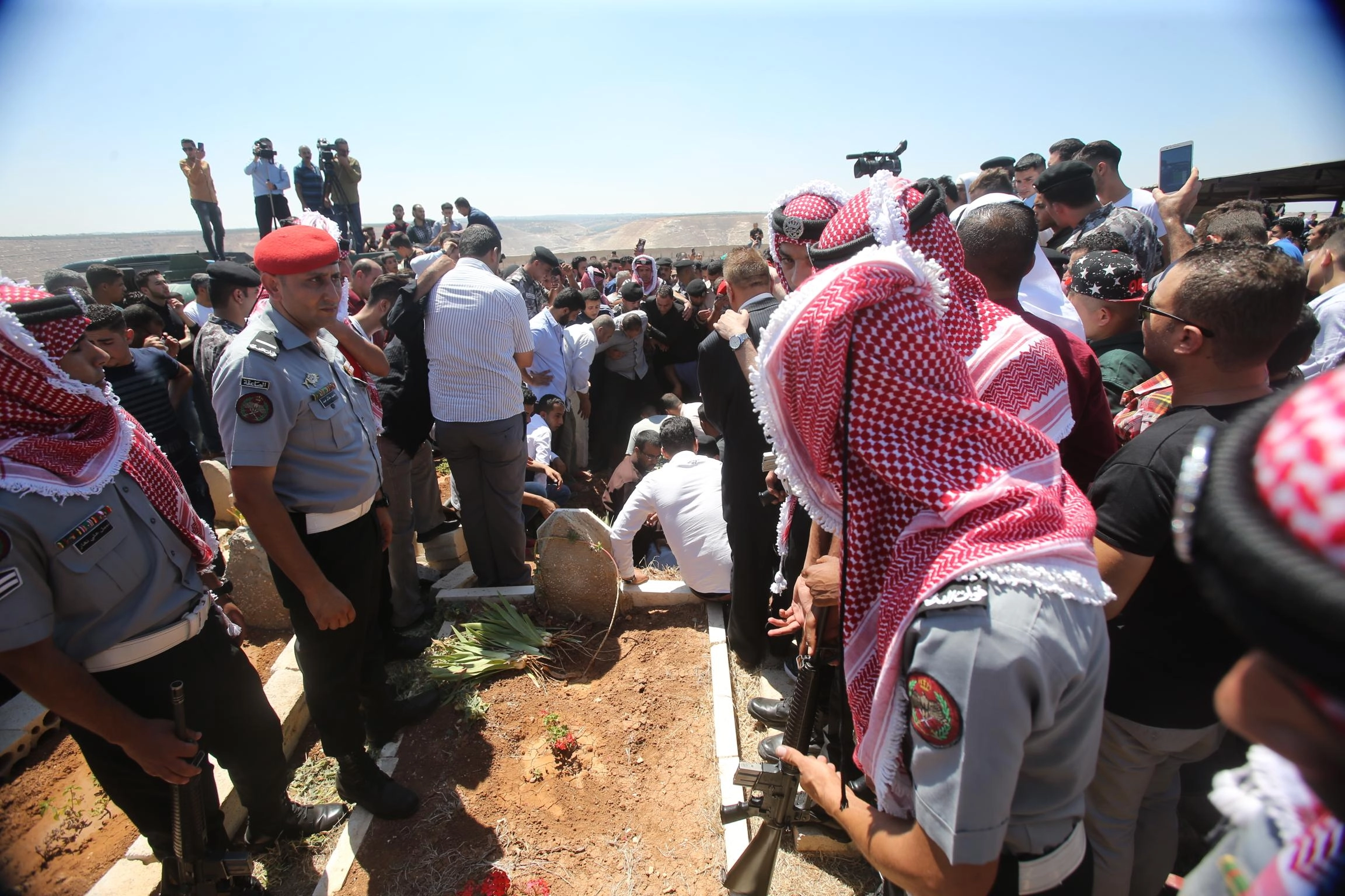 وزير الداخلية يقدم واجب العزاء بالشهيد الزعبي