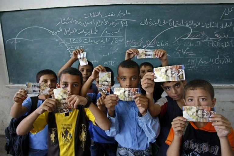 السفير الفلسطيني: تقليص المساعدات خطوة "معادية للسلام"
