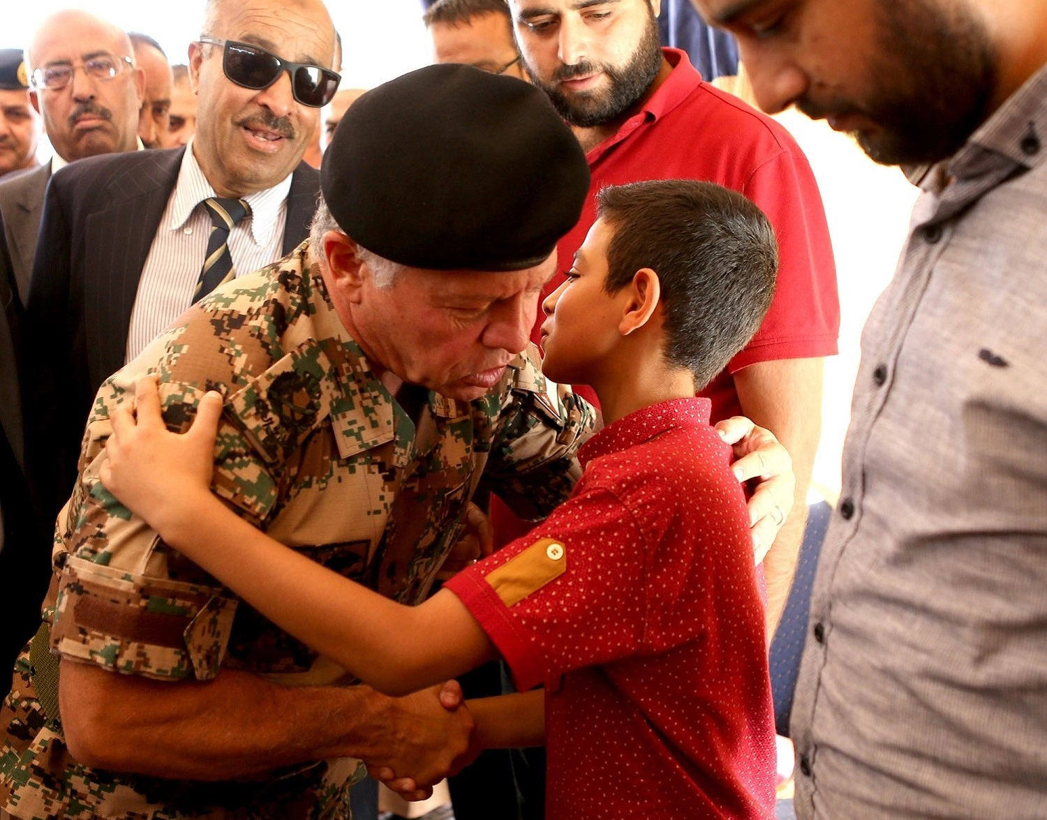 الملك يقدم واجب العزاء بالشهيد أحمد الزعبي في الرمثا