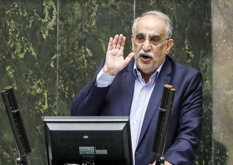 البرلمان الإيراني يقيل وزير المالية من منصبه