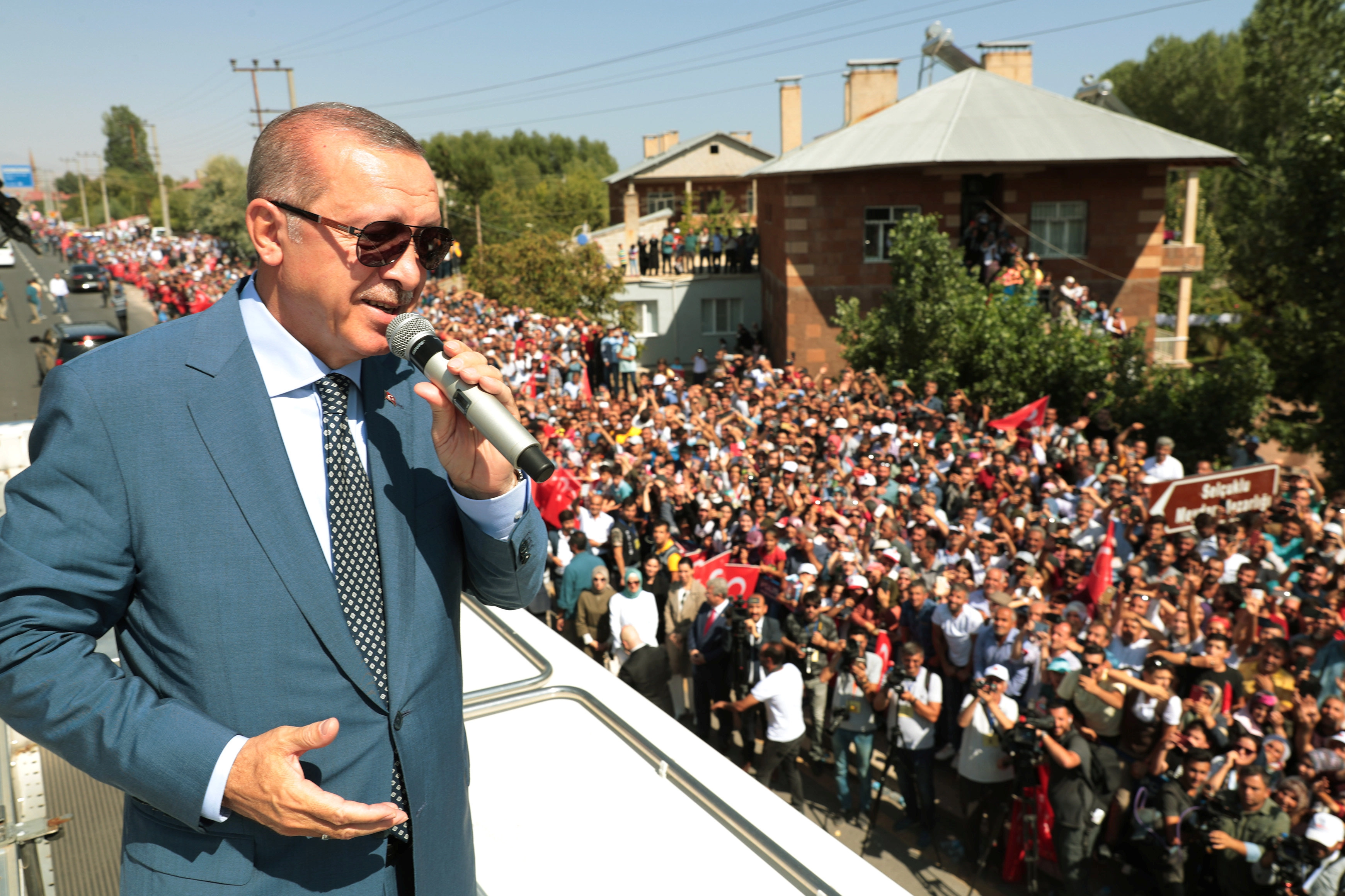 إردوغان يتعهد بتحقيق السلام والأمن في سوريا والعراق