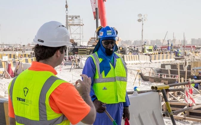 قطر توزع "سترات مبردة" على عمال الملاعب 