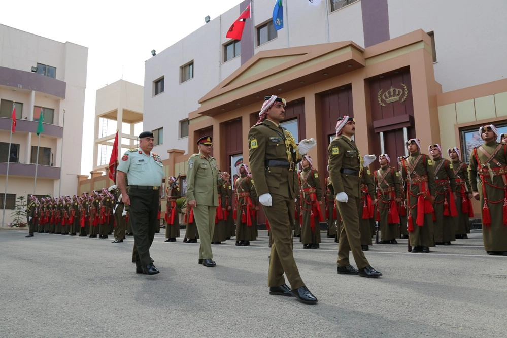 بحث تعزيز التعاون مع الجيش الباكستاني 