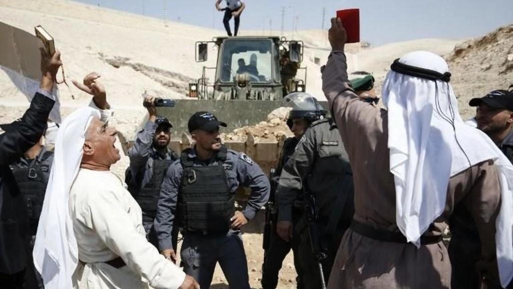 هدم قرية الخان الأحمر الفلسطينية "جريمة حرب"